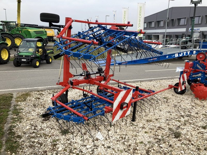 Striegel van het type Hatzenbichler 6.00 m, Neumaschine in Chavornay (Foto 1)