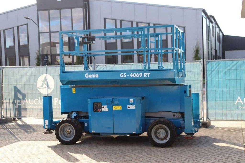 Teleskoparbeitsbühne du type Genie GS-4069RT, Gebrauchtmaschine en Antwerpen (Photo 3)