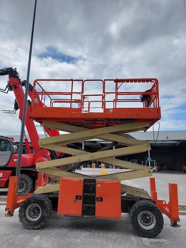 Teleskoparbeitsbühne от тип JLG 330LRT, Gebrauchtmaschine в Waregem (Снимка 2)