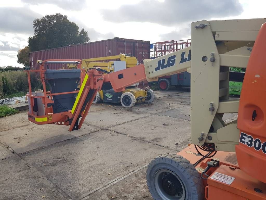 Teleskoparbeitsbühne del tipo JLG E300 AJP, Gebrauchtmaschine en Hooge mierde (Imagen 3)