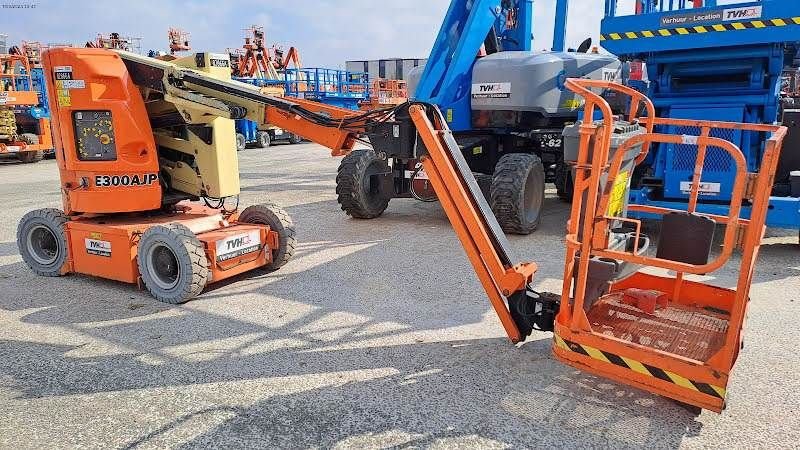 Teleskoparbeitsbühne of the type JLG E300AJP, Gebrauchtmaschine in Waregem (Picture 1)