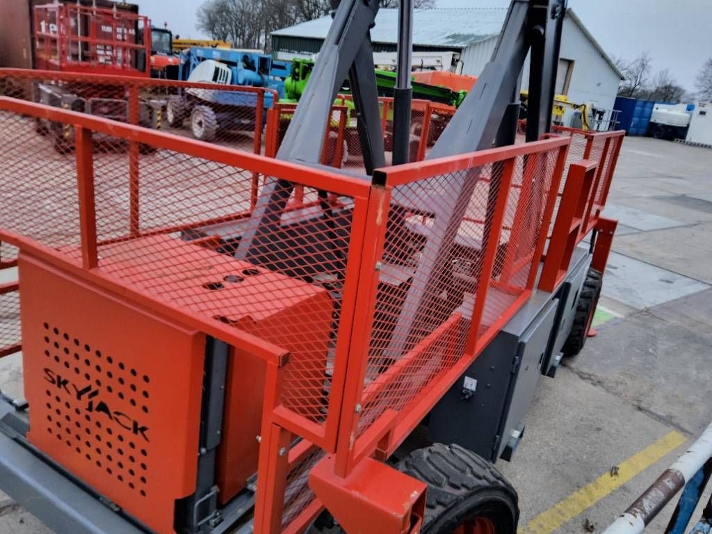 Teleskoparbeitsbühne van het type Sonstige Sky Jack SJ9250 4x4 diesel schaarhoogwerker 17m hoogwerker, Gebrauchtmaschine in Hooge mierde (Foto 2)