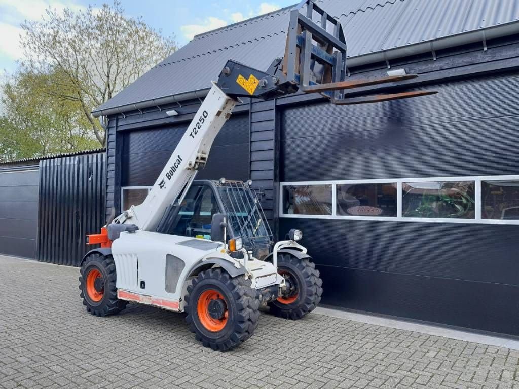 Teleskoplader van het type Bobcat T 2250 verreiker compact, Gebrauchtmaschine in Ederveen (Foto 2)