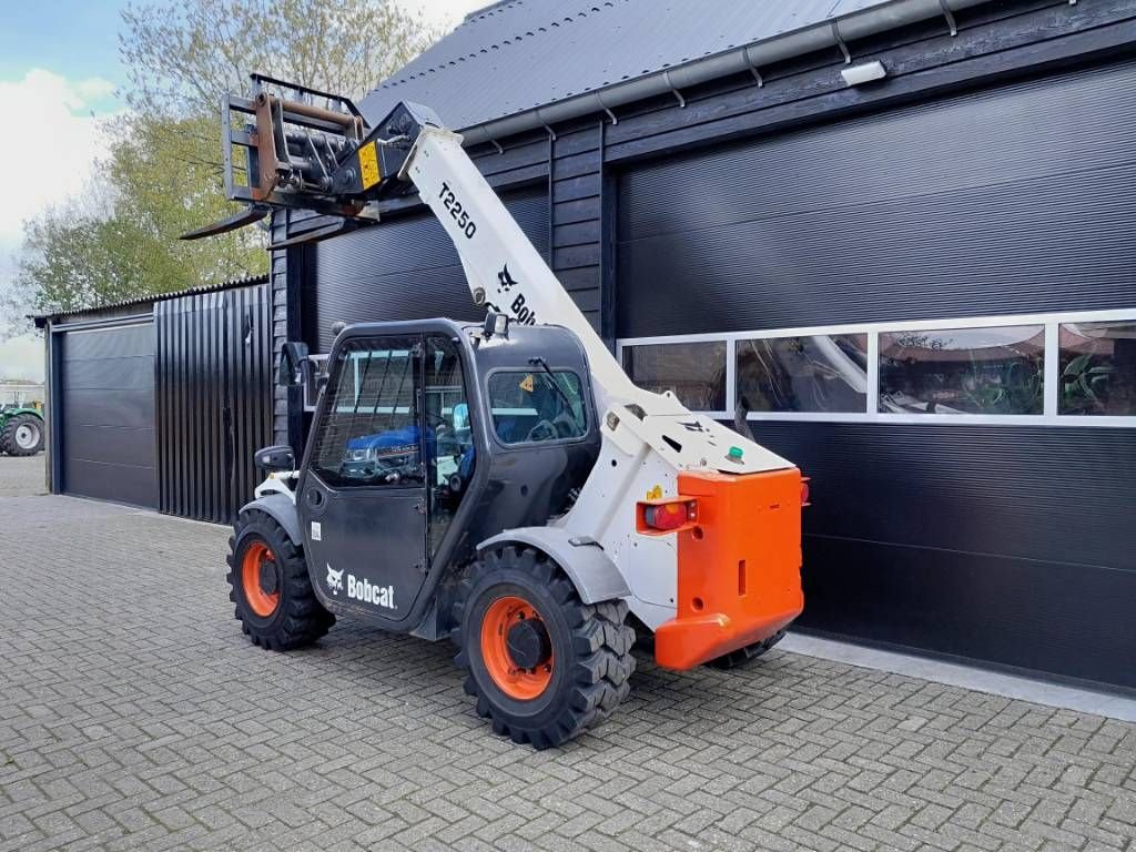 Teleskoplader van het type Bobcat T 2250 verreiker met vorken, Gebrauchtmaschine in Ederveen (Foto 9)