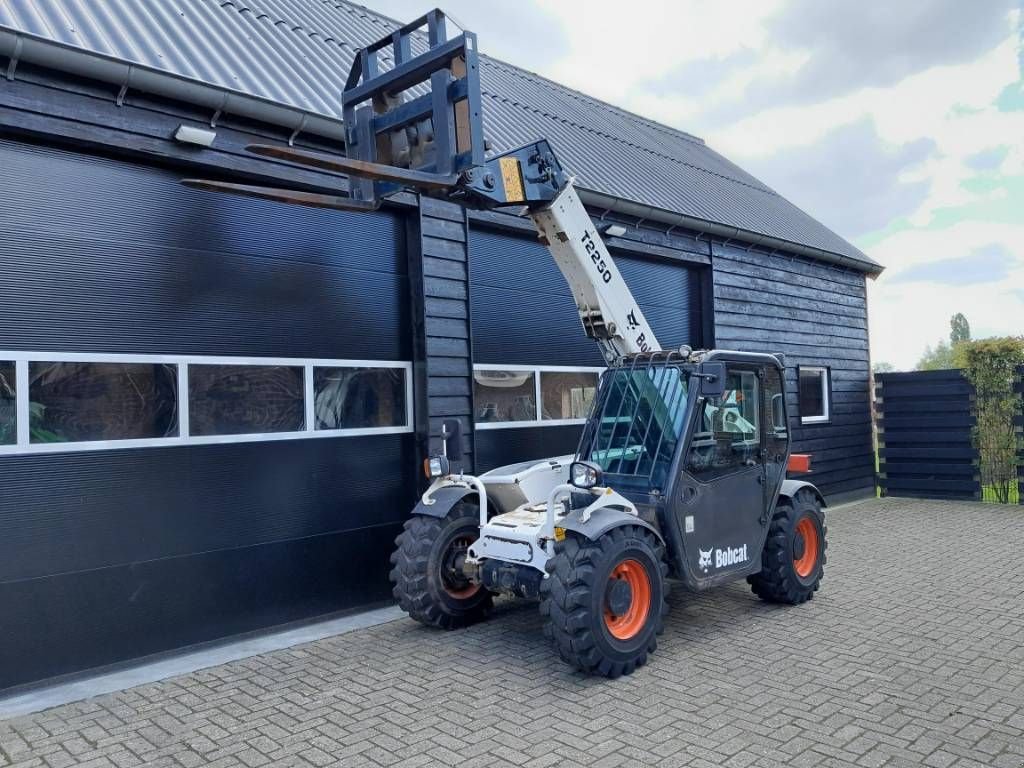 Teleskoplader typu Bobcat T 2250 verreiker met vorken, Gebrauchtmaschine w Ederveen (Zdjęcie 7)