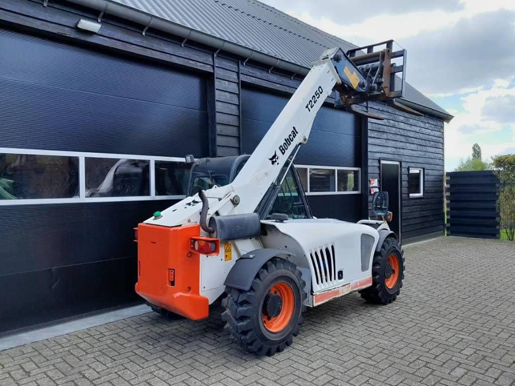 Teleskoplader van het type Bobcat T 2250 verreiker met vorken, Gebrauchtmaschine in Ederveen (Foto 3)