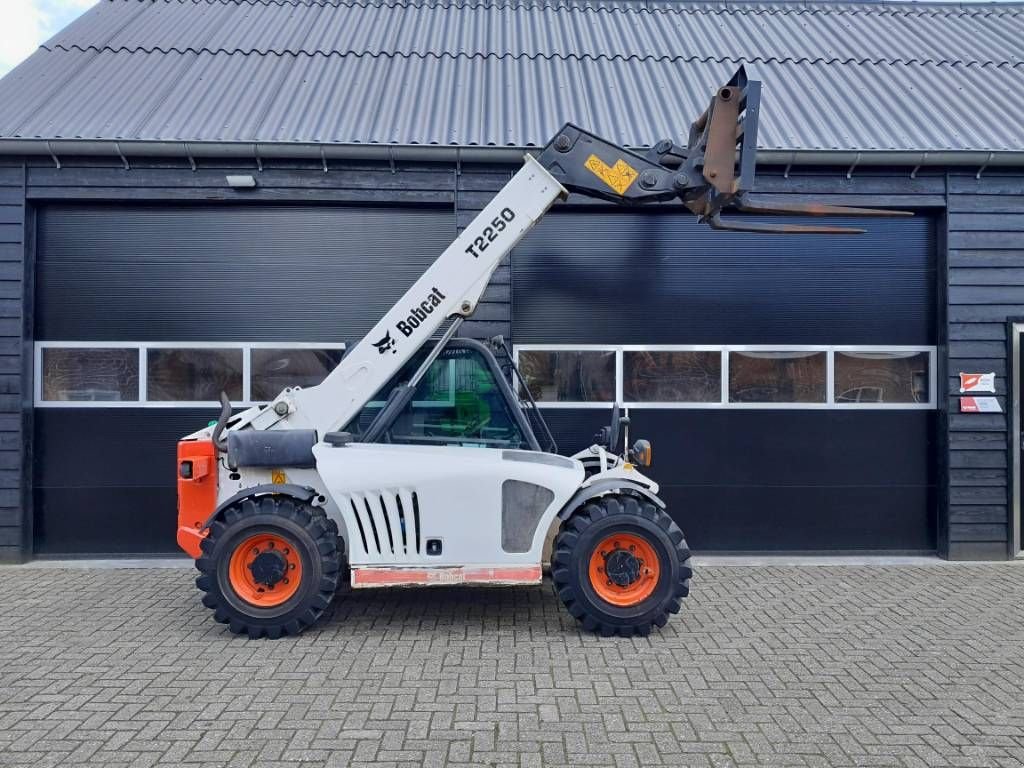 Teleskoplader van het type Bobcat T 2250 verreiker met vorken, Gebrauchtmaschine in Ederveen (Foto 1)