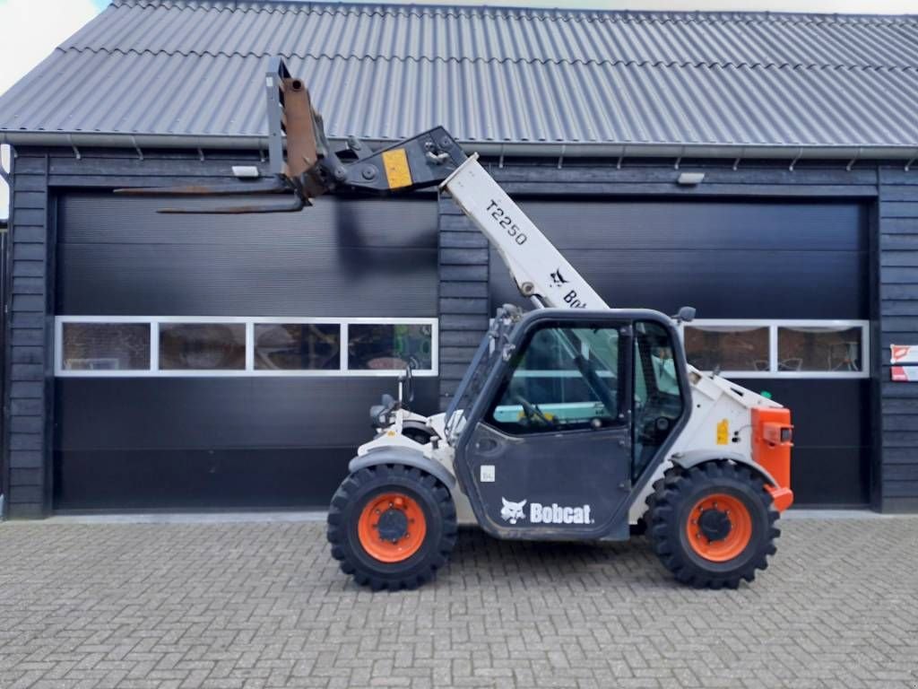 Teleskoplader van het type Bobcat T 2250 verreiker met vorken, Gebrauchtmaschine in Ederveen (Foto 5)