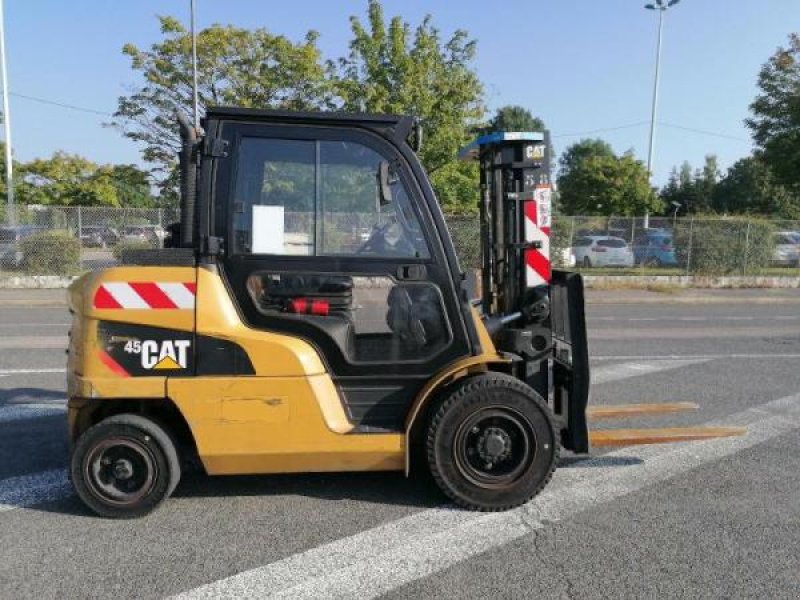 Teleskoplader of the type Caterpillar DP45NTD, Gebrauchtmaschine in senlis (Picture 3)