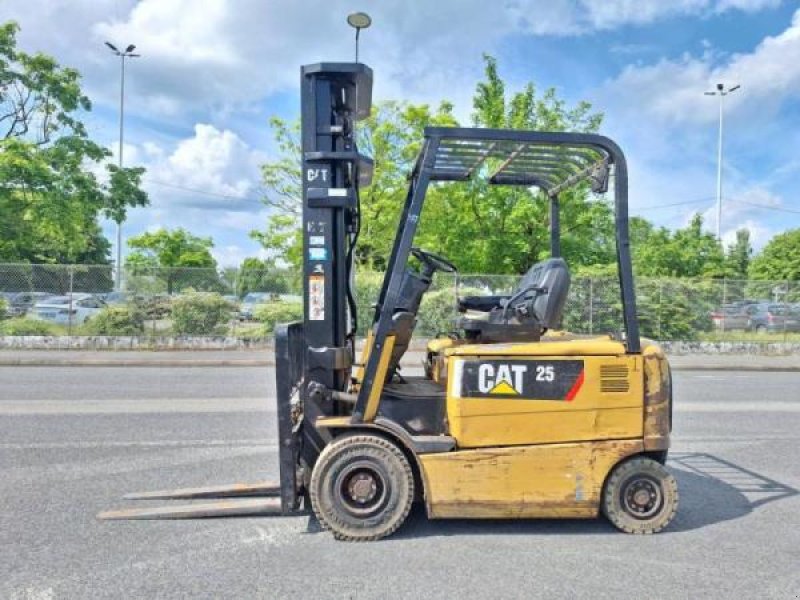 Teleskoplader tip Caterpillar EP25KP, Gebrauchtmaschine in senlis (Poză 2)