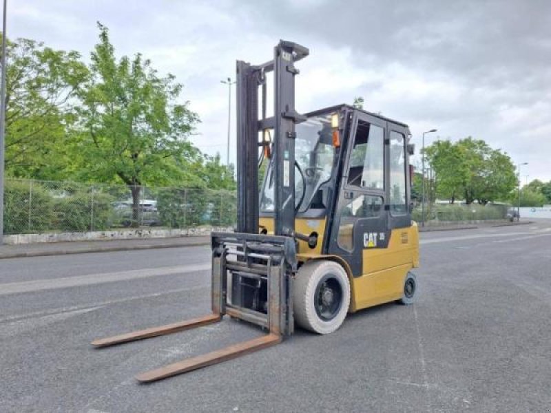 Teleskoplader of the type Caterpillar EP35K, Gebrauchtmaschine in senlis (Picture 1)