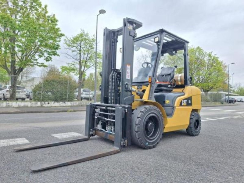 Teleskoplader des Typs Caterpillar GP35 NTD, Gebrauchtmaschine in senlis (Bild 1)