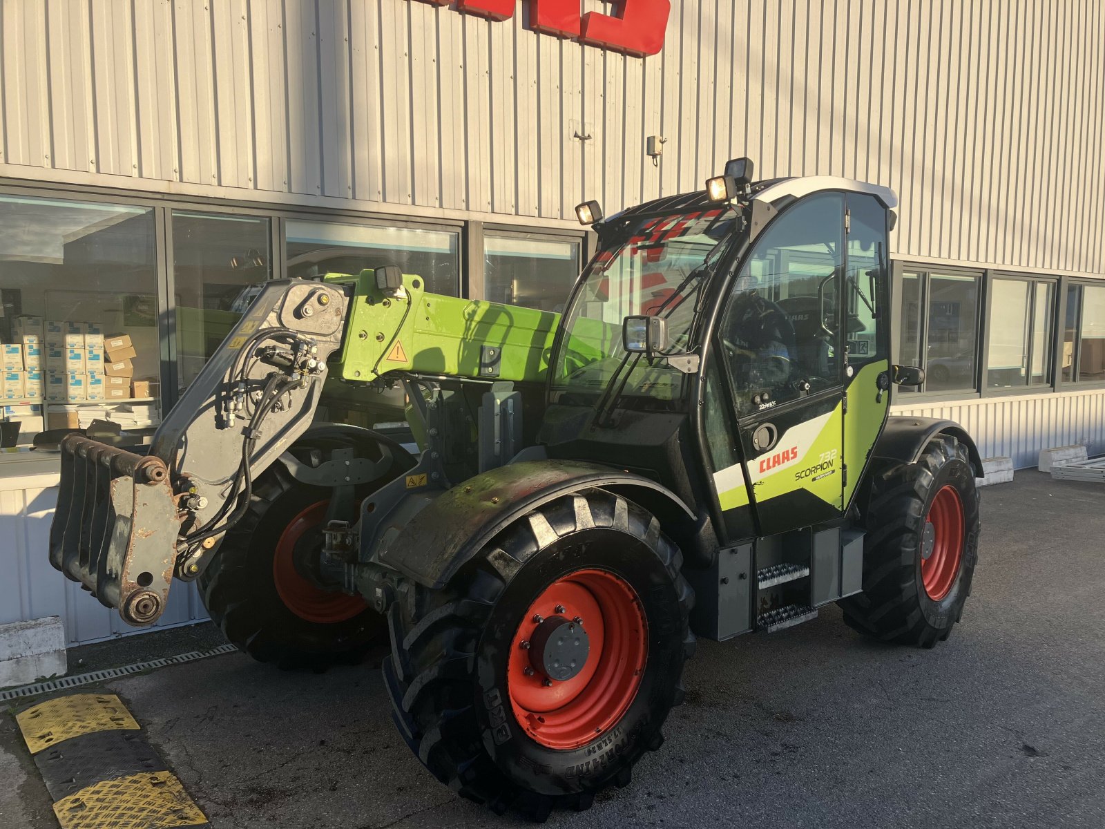 Teleskoplader typu CLAAS CLAAS SCORPION 732, Gebrauchtmaschine w BLENDECQUES (Zdjęcie 1)