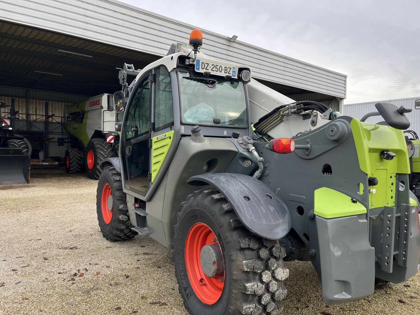 Teleskoplader van het type CLAAS SCORPION 7055, Gebrauchtmaschine in PONTIVY (Foto 3)