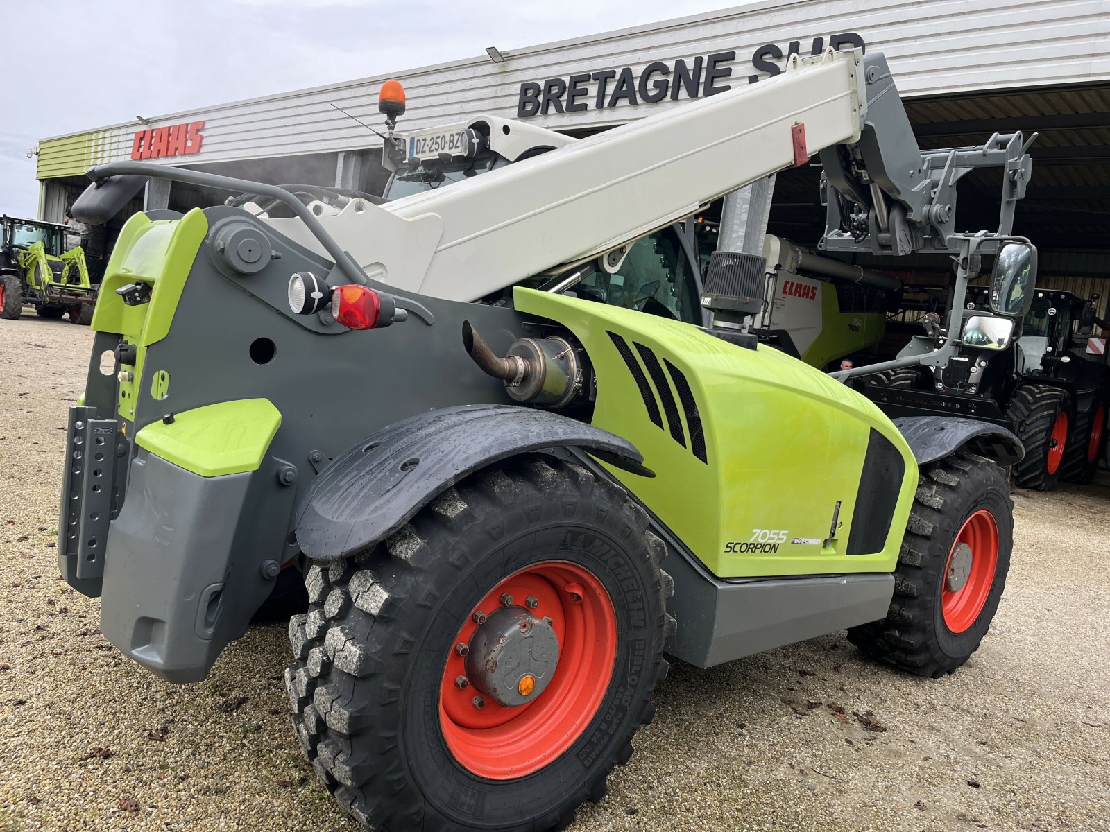 Teleskoplader van het type CLAAS SCORPION 7055, Gebrauchtmaschine in PONTIVY (Foto 2)