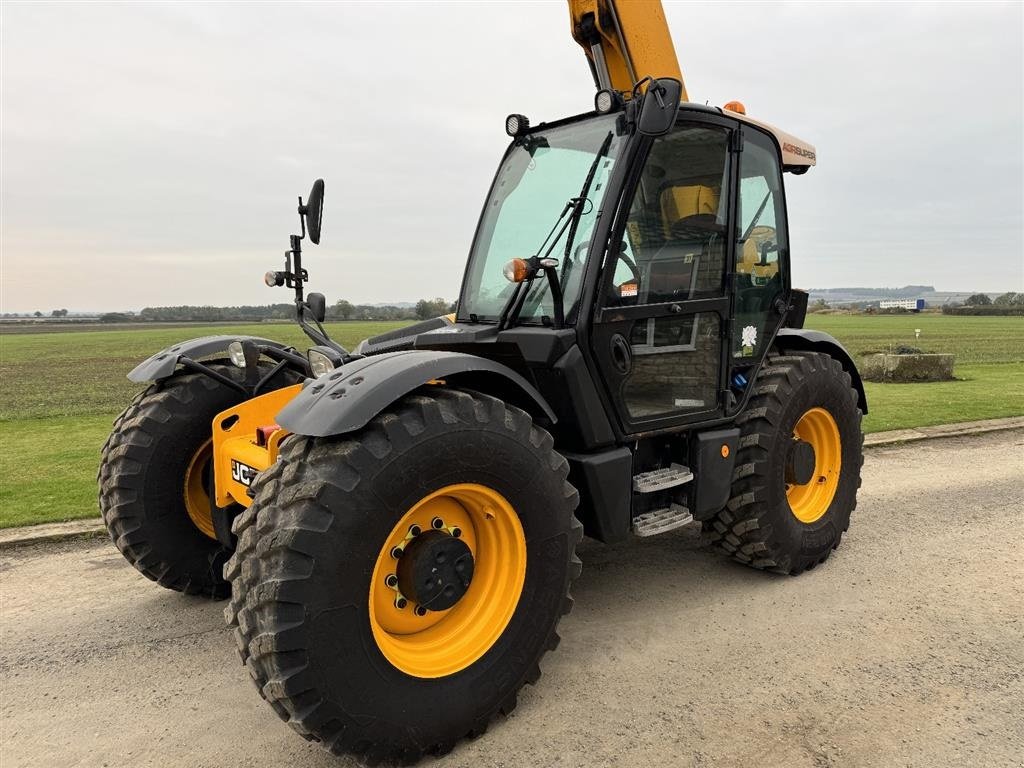 Teleskoplader tipa JCB 560-80 Agri Super. Kun 2740 timer. Stor skovl og pallegafler. Pick up hitch krog. Affjedret bom. Ring til Ulrik på 0045-40255544. Jeg har snakker Jysk, tysk og engelsk., Gebrauchtmaschine u Kolding (Slika 2)