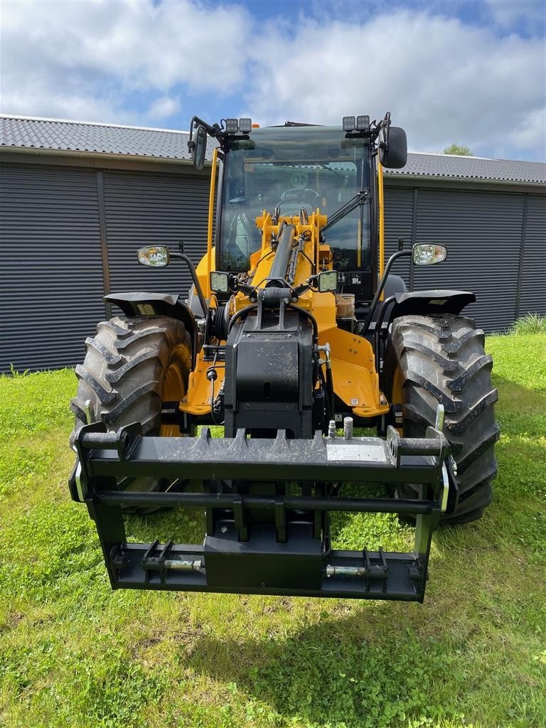 Teleskoplader van het type JCB TM320 S Agri Udstyrsbombe, Gebrauchtmaschine in Nibe (Foto 3)