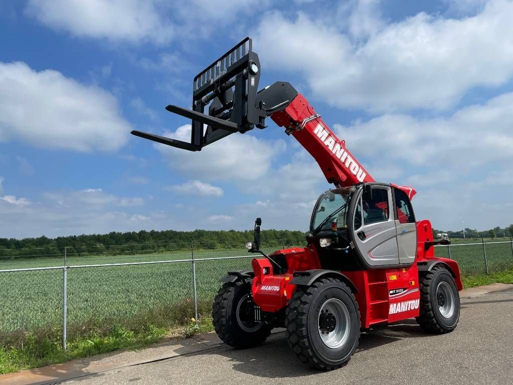 Teleskoplader of the type Manitou MHT 10130, Gebrauchtmaschine in Sittard (Picture 2)