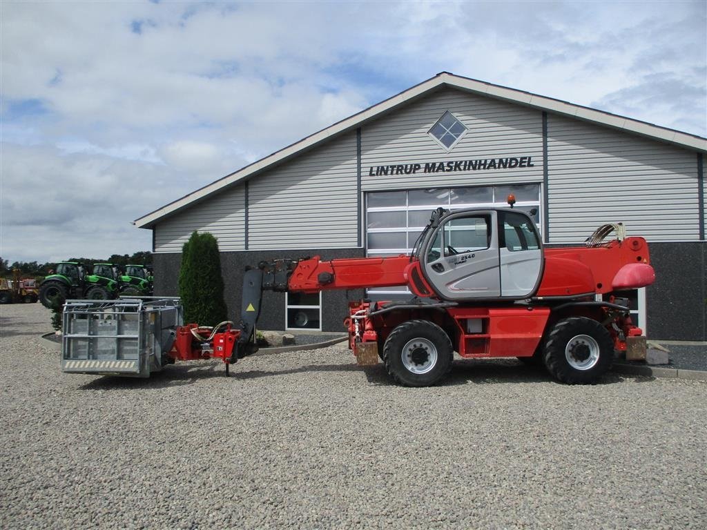 Teleskoplader tip Manitou MRT 2540 Medfølgende trådløs fjernbetjening, kurv og pallegafler. Dreje led, spil-talje og kranarm kan med købes til den.., Gebrauchtmaschine in Lintrup (Poză 8)