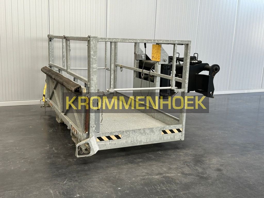 Teleskoplader des Typs Manitou NAC 2.3 / 1.2 MT Platform met open front, Gebrauchtmaschine in Apeldoorn (Bild 2)