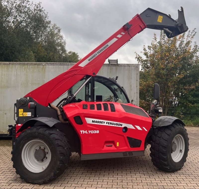 Teleskoplader du type Massey Ferguson TH 7038, Gebrauchtmaschine en Bramsche (Photo 3)