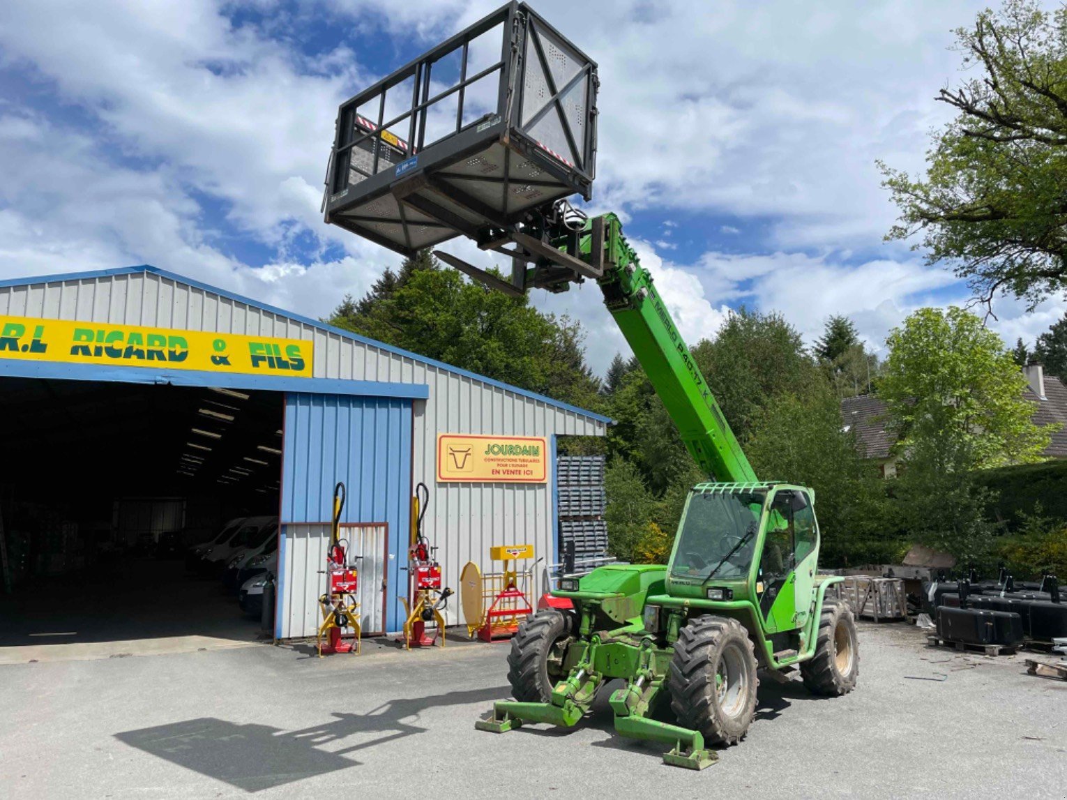 Teleskoplader a típus Merlo Chariot télescopique bâtiment P40.17 Merlo, Gebrauchtmaschine ekkor: LA SOUTERRAINE (Kép 1)