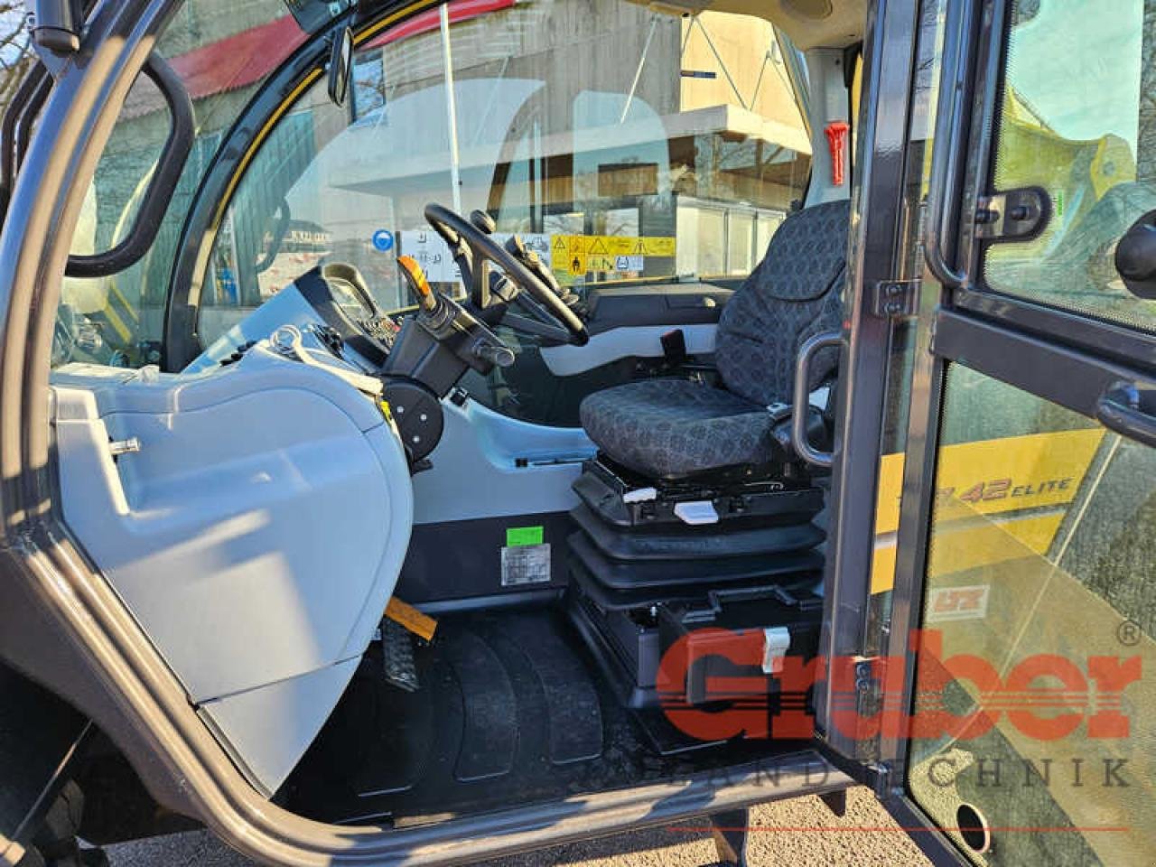 Teleskoplader des Typs New Holland TH 7.42 Elite, Gebrauchtmaschine in Ampfing (Bild 10)