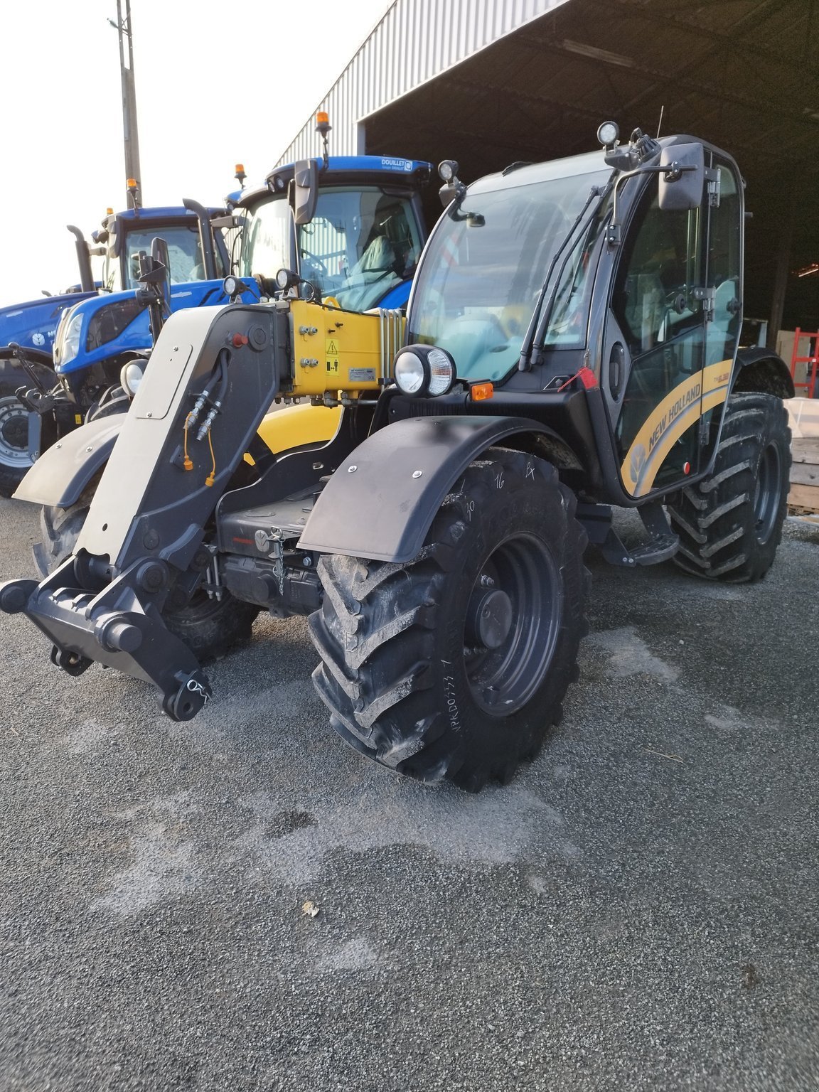 Teleskoplader of the type New Holland TH6.32, Gebrauchtmaschine in Montenay (Picture 3)