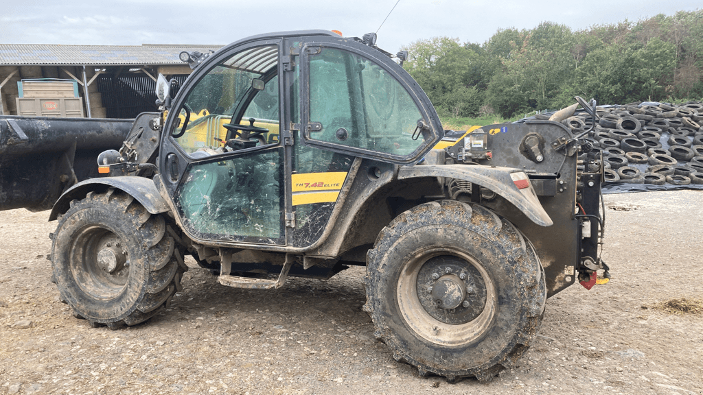 Teleskoplader of the type New Holland TH7.42 ELITE S5, Gebrauchtmaschine in CONDE SUR VIRE (Picture 2)