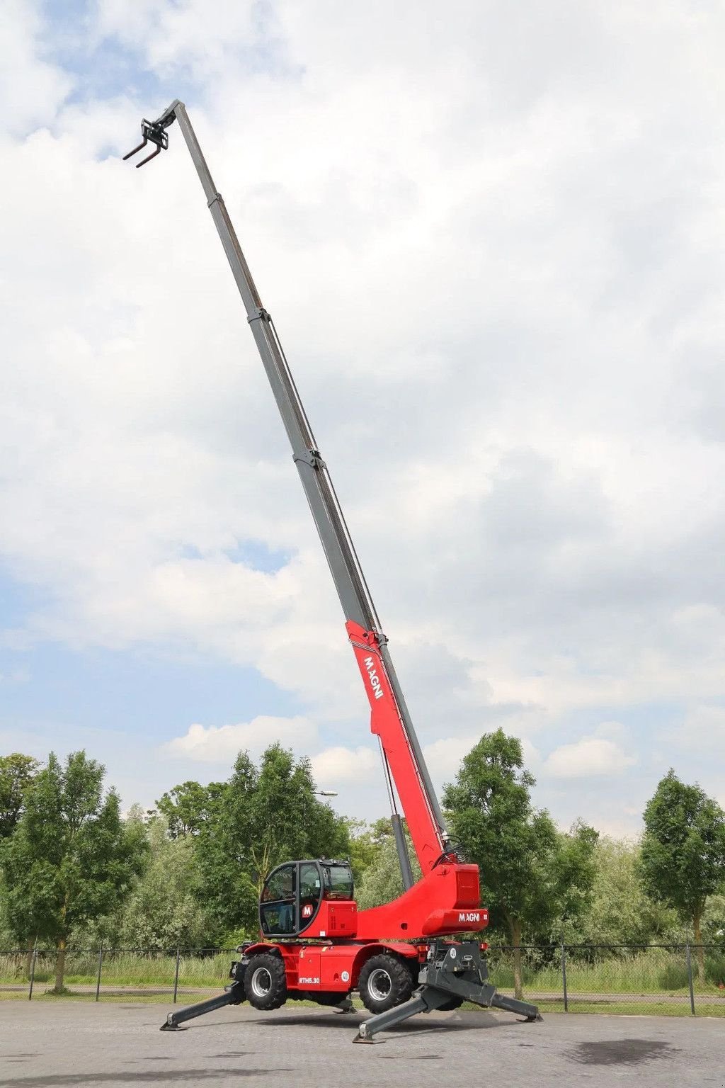 Teleskoplader of the type Sonstige MAGNI RTH 5.30 S REMOTE CONTROL HYDRAULIC FORKS, Gebrauchtmaschine in Marknesse (Picture 10)