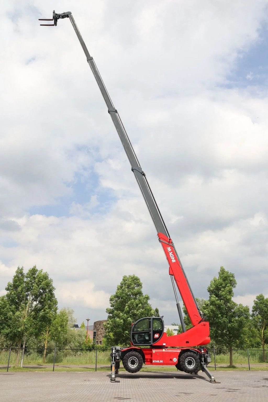 Teleskoplader of the type Sonstige MAGNI RTH 5.30 S REMOTE CONTROL HYDRAULIC FORKS, Gebrauchtmaschine in Marknesse (Picture 8)