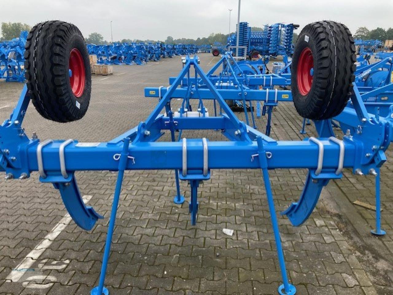 Tiefenlockerer van het type Lemken Labrador 160, Neumaschine in Alpen (Foto 2)