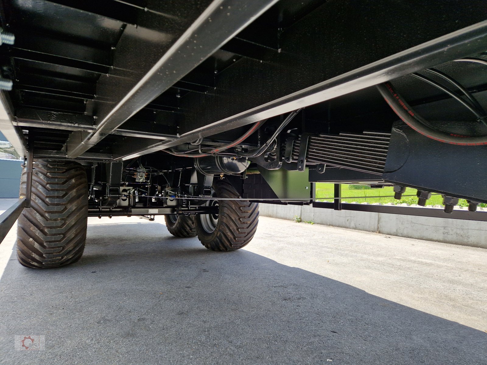 Tieflader typu Dinapolis 8,0m Ballenwagen Hydraulisch absenkbare Rampen Druckluft LED, Neumaschine v Tiefenbach (Obrázek 8)