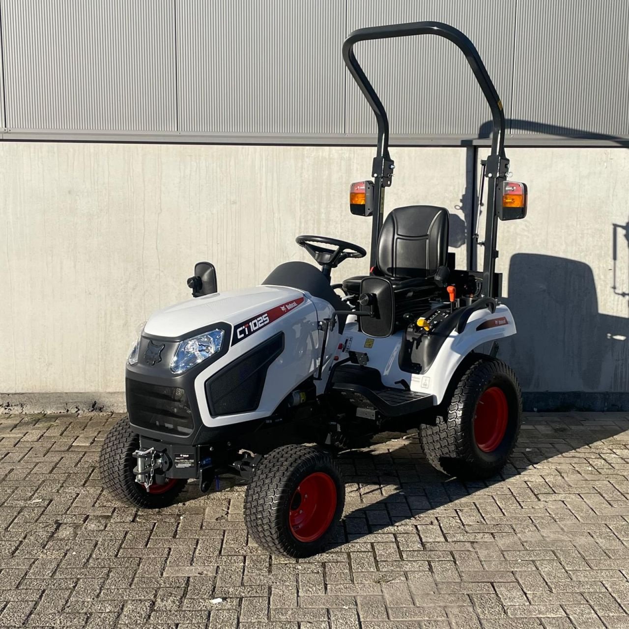 Traktor of the type Bobcat CT1025, Neumaschine in IJsselmuiden (Picture 1)