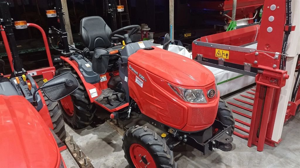 Traktor van het type Branson 2505h, Neumaschine in Vriezenveen (Foto 2)