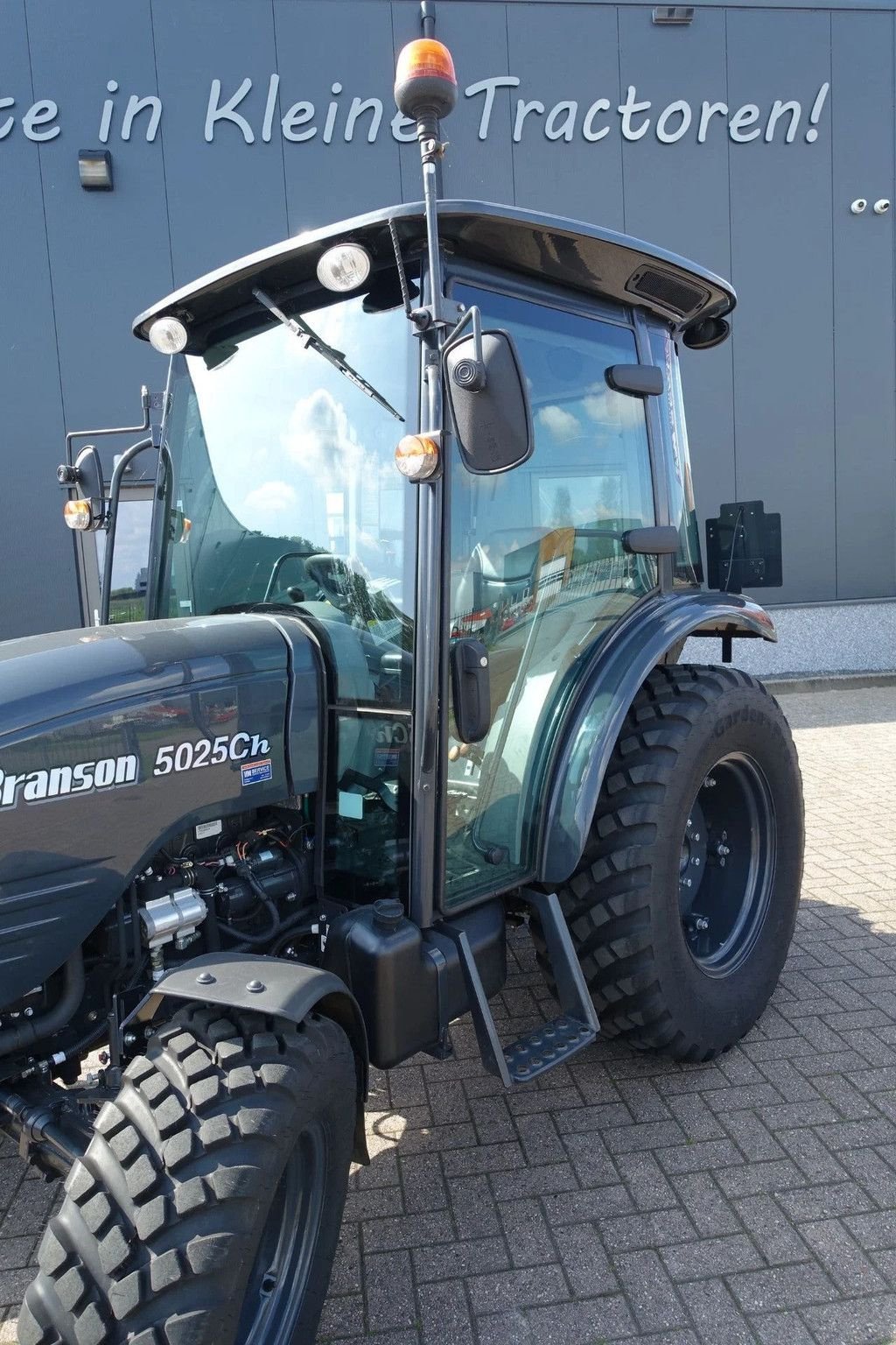 Traktor of the type Branson 5025CH 4wd HST / 00160 Draaiuren / Black Edition, Gebrauchtmaschine in Swifterband (Picture 11)