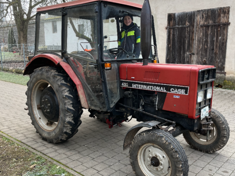 Traktor des Typs Case IH 433, Gebrauchtmaschine in Freudenberg (Bild 1)