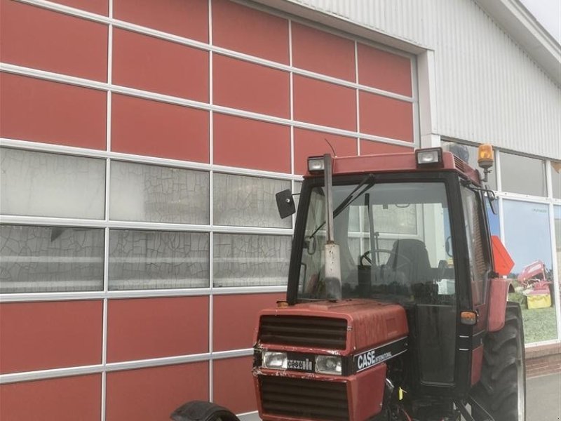 Traktor of the type Case IH 885 2 WD drejer lige rundt, Gebrauchtmaschine in Hobro