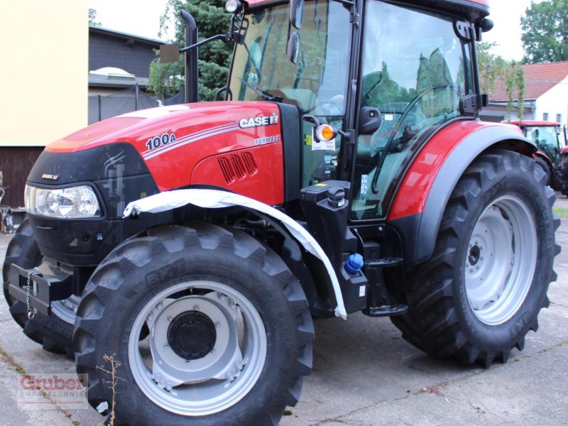 Traktor of the type Case IH Farmall 100 A, Neumaschine in Leipzig OT Engelsdorf (Picture 1)