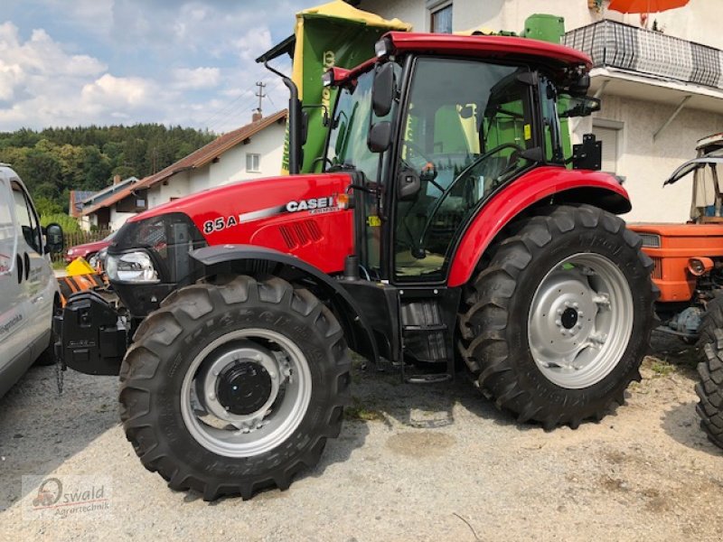 Traktor tipa Case IH FARMALL 85 A, Neumaschine u Regen (Slika 1)