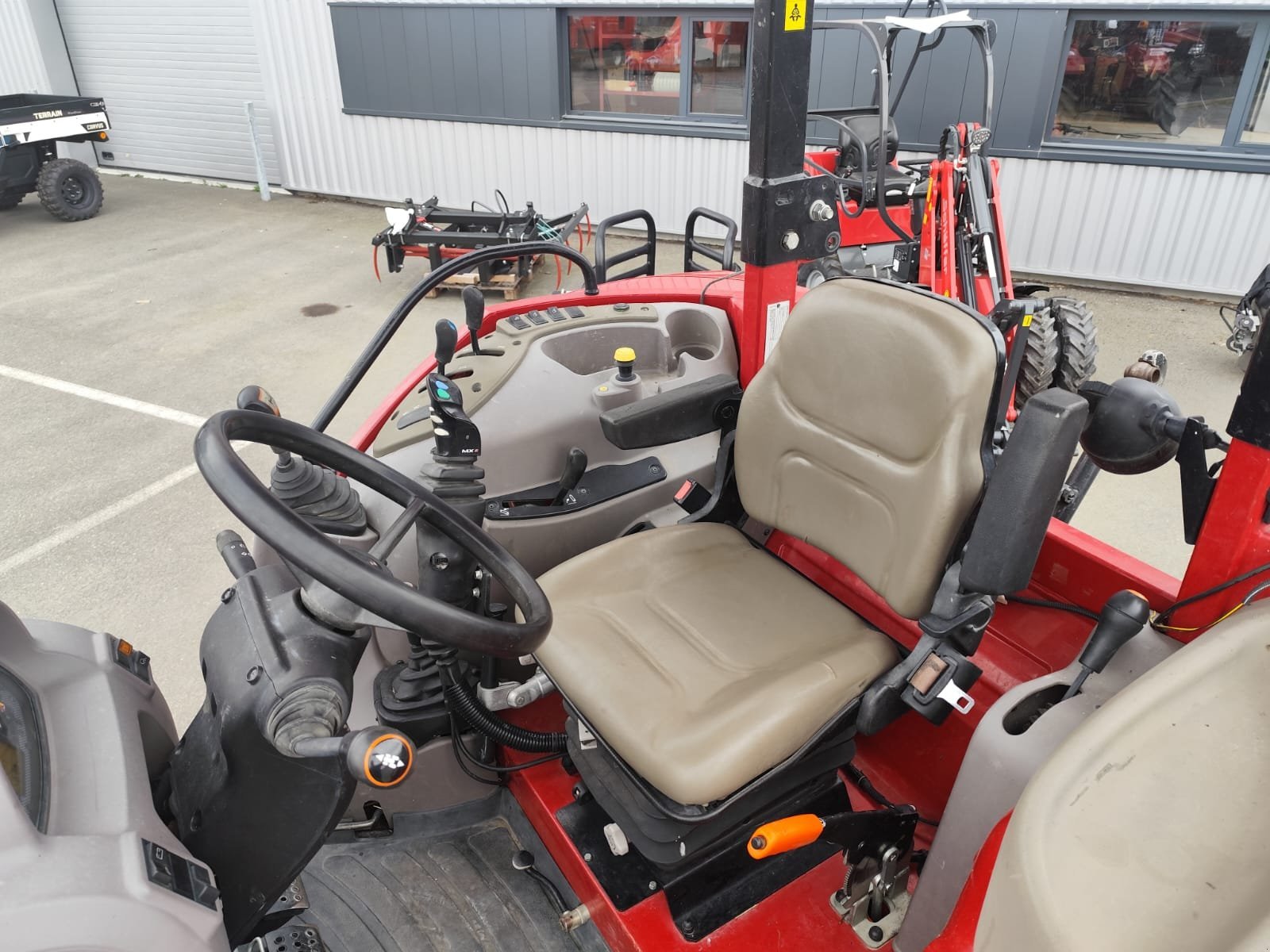 Traktor des Typs Case IH Farmall 85 C, Gebrauchtmaschine in Le Horps (Bild 3)