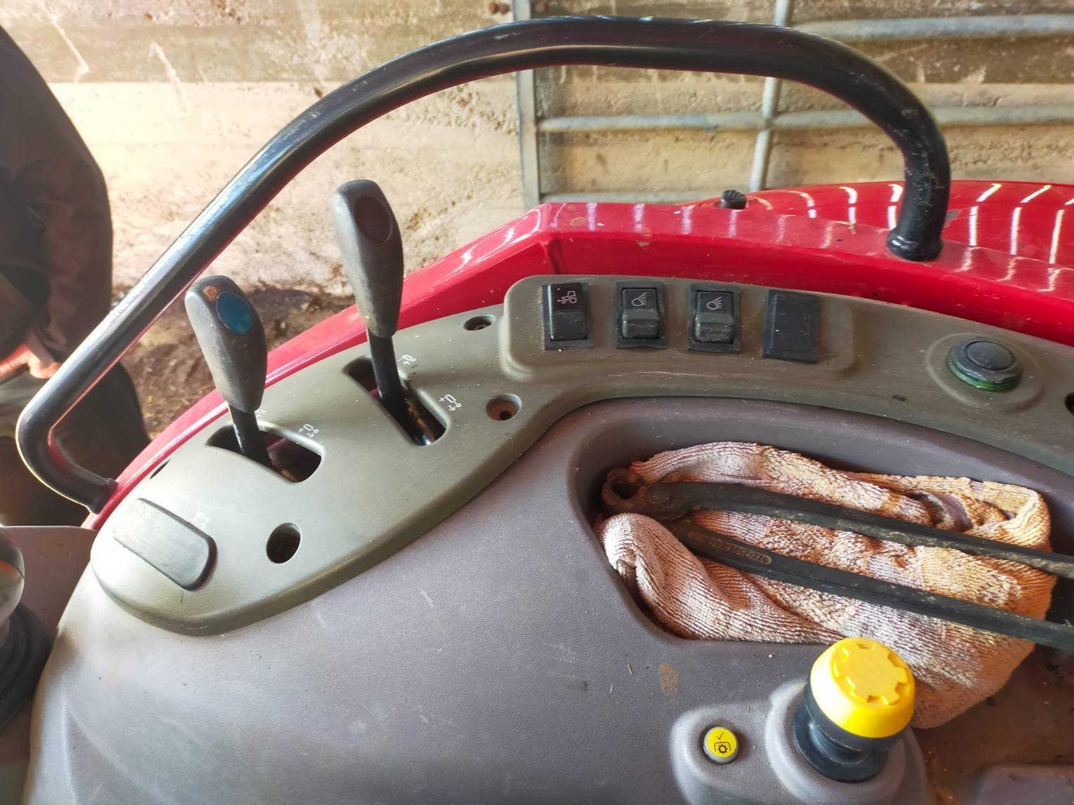 Traktor of the type Case IH Farmall 85 C, Gebrauchtmaschine in Le Horps (Picture 10)