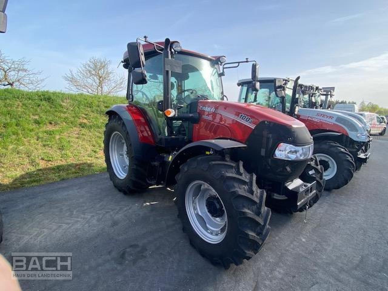 Traktor of the type Case IH FARMALL100A, Neumaschine in Boxberg-Seehof (Picture 1)