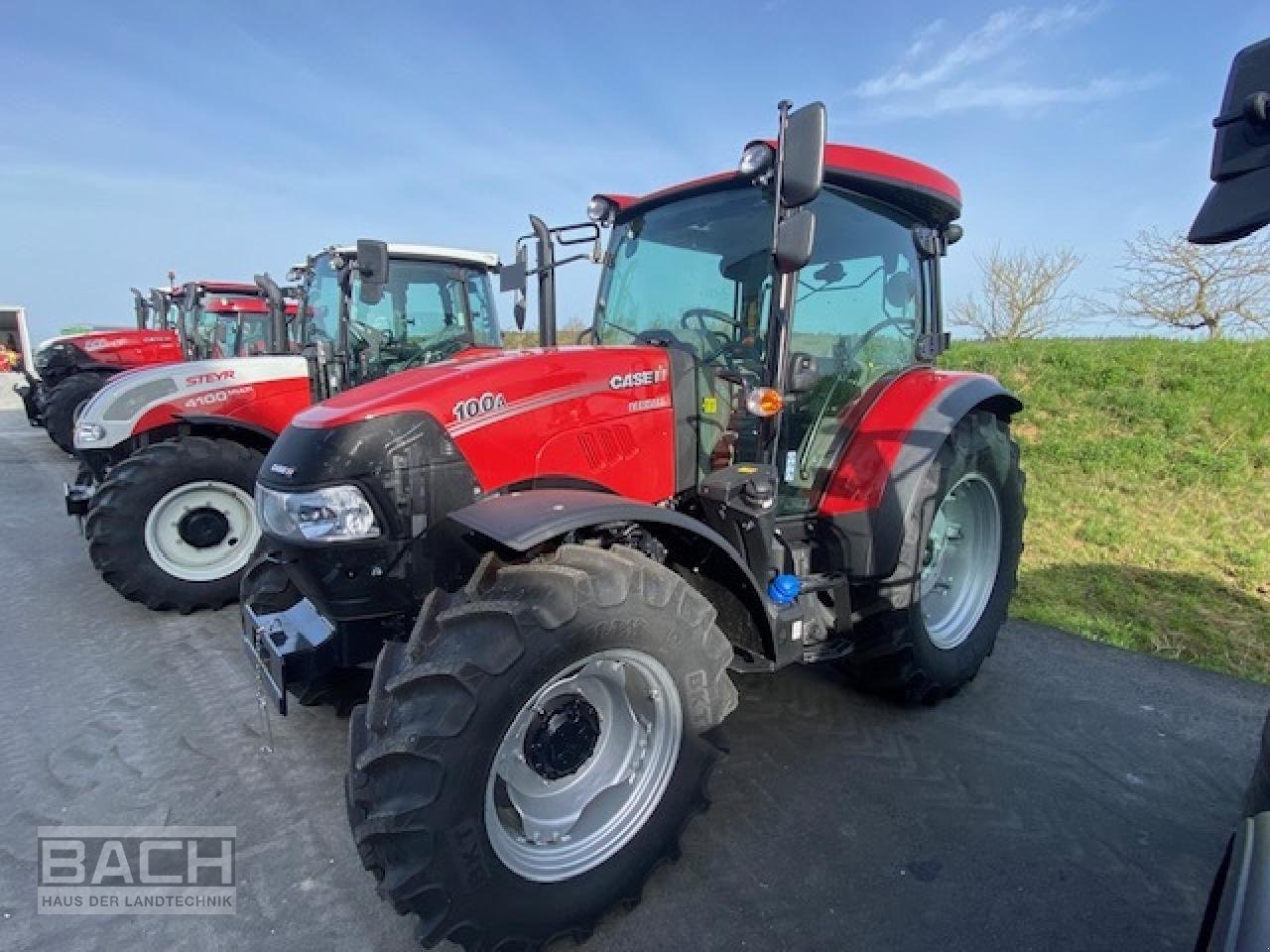 Traktor of the type Case IH FARMALL100A, Neumaschine in Boxberg-Seehof (Picture 2)