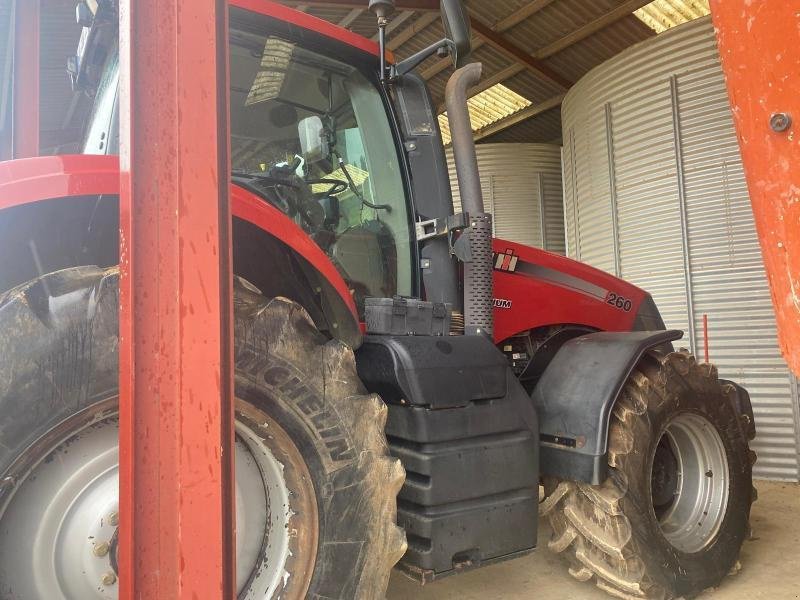 Traktor des Typs Case IH MAGNUM 260, Gebrauchtmaschine in SAINT-GERMAIN DU PUY (Bild 3)