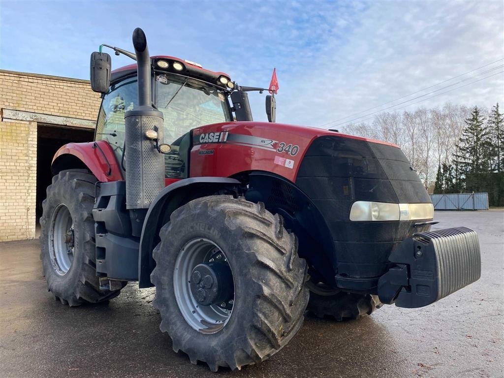 Traktor del tipo Case IH MAGNUM 340 SOLGT!!! GPS Autotrac styring og RTK signal. Kun 3875 timer! Tvillingehjul. Hjulvægte bag og frontvægte. Ring til Ulrik på 40255544. Jeg snakker Jysk, tysk og engelsk., Gebrauchtmaschine In Kolding (Immagine 1)