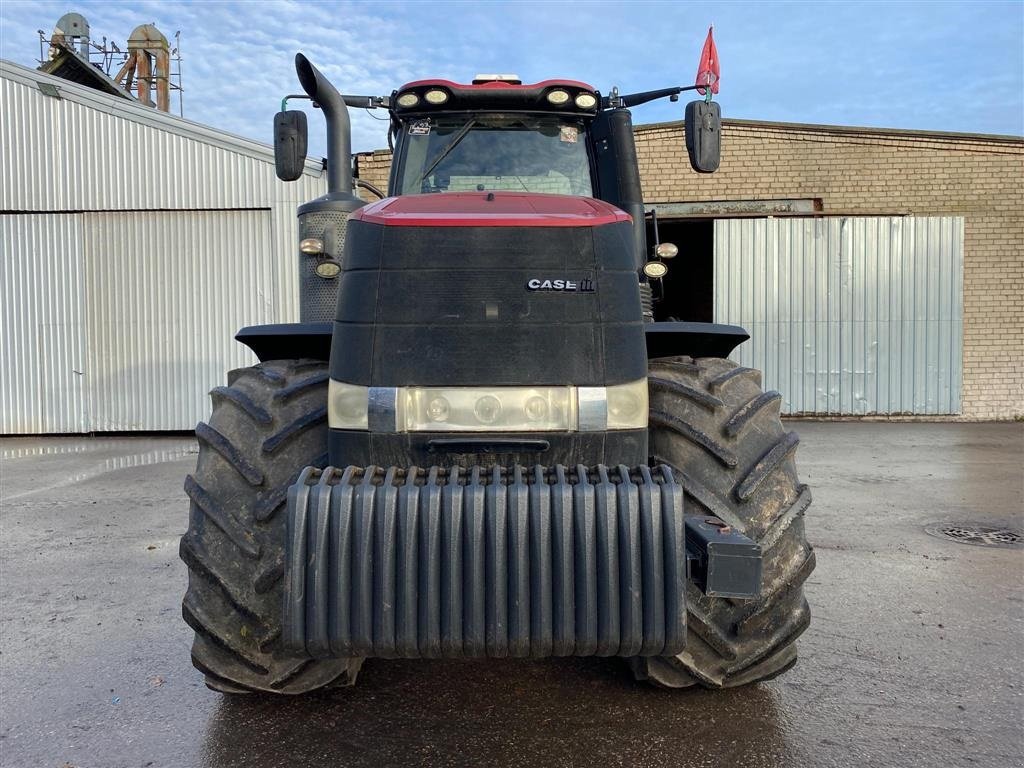 Traktor del tipo Case IH MAGNUM 340 SOLGT!!! GPS Autotrac styring og RTK signal. Kun 3875 timer! Tvillingehjul. Hjulvægte bag og frontvægte. Ring til Ulrik på 40255544. Jeg snakker Jysk, tysk og engelsk., Gebrauchtmaschine In Kolding (Immagine 2)