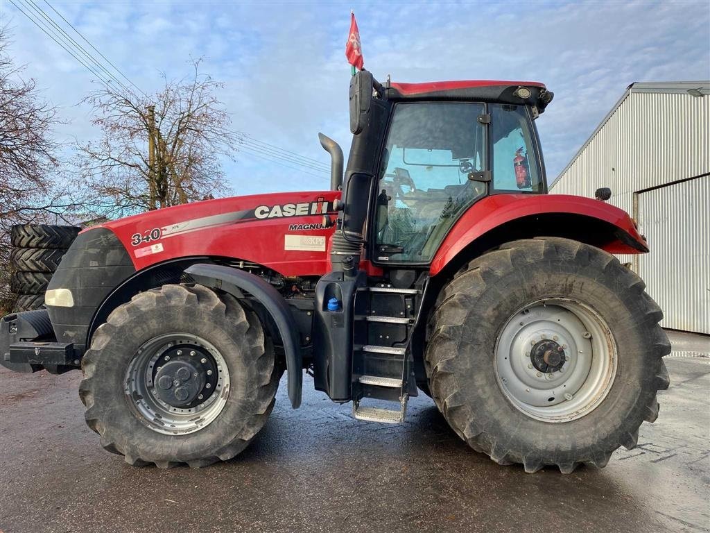 Traktor del tipo Case IH MAGNUM 340 SOLGT!!! GPS Autotrac styring og RTK signal. Kun 3875 timer! Tvillingehjul. Hjulvægte bag og frontvægte. Ring til Ulrik på 40255544. Jeg snakker Jysk, tysk og engelsk., Gebrauchtmaschine In Kolding (Immagine 4)