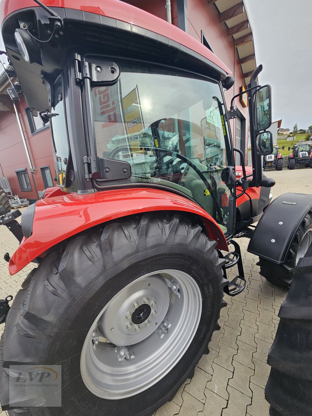 Traktor of the type Case Farmall 75 A, Neumaschine in Hohenau (Picture 4)