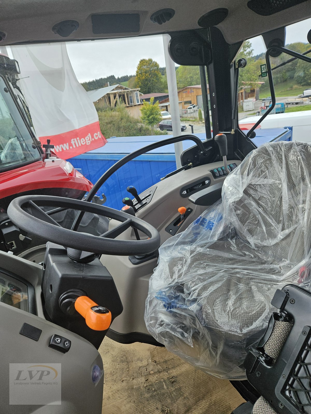 Traktor of the type Case Farmall 75 A, Neumaschine in Hohenau (Picture 15)